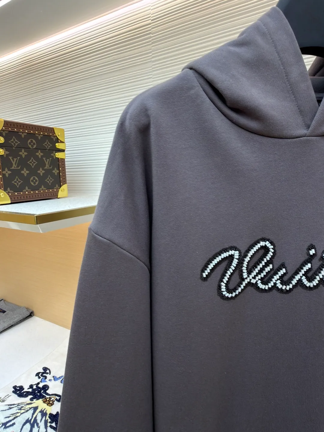 LOUIS VUITTON beaded embroidered letter hooded sweatshirt ●Original version: Purchased and developed by 13078 ●Item number: 1681742-A80 ●Fabric: pure cotton fish scale base fabric ●Technology: Pearl embroidery production ●Color: gray ●Version: fitted version ●Weight: about 805 grams ●Size: XS-S-M-L ●Description: The fabric is made of 26S double yarn + 10S fish scale bottom brushed fabric, weight 380g, with 21S double yarn 2*2 rib, weight 380g. This kind of fabric is treated with fleece to form a layer of soft and plump fluff on the inside; the improved fish scale knitting method forms a delicate concave and convex texture on the bottom surface, similar to the arrangement of fish scales. Effectively increases the air storage layer and improves thermal insulation performance. The front of the fabric is smooth and smooth, while the back is soft and waxy. It has excellent moisture absorption, breathability, wrinkle resistance and drape, and is thicker and crisper than ordinary sweatshirt materials. It gives clothes excellent warmth retention, breathability and skin-friendly touch. The Vuitton script on the chest is embroidered with beads. During the embroidery process, tiny beads are fixed on the fabric together with embroidery thread. The direct characteristics brought by this process are a strong three-dimensional sense, a unique sense of weight and a reflective effect that changes with the light. The overall wiring is straight and delicate, the fabric is comfortable and soft, and the color is consistent without color difference. It can be matched with the same style to create a fashionable look and control various occasions. Customized accessories, complete with three standards, same style for men and women!